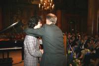 ... umarmt ihn auf offener B�hne.